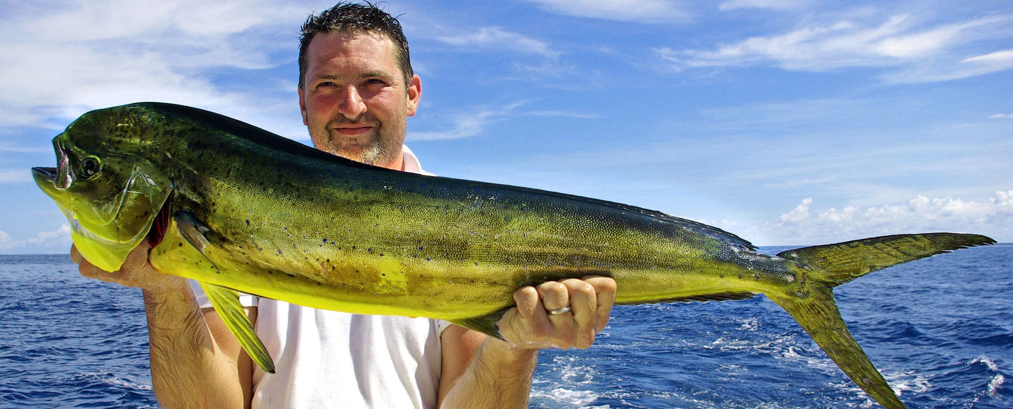 Sportfiskare med mahi-mahi - fiska i Spanien med spanskt fiskekort
