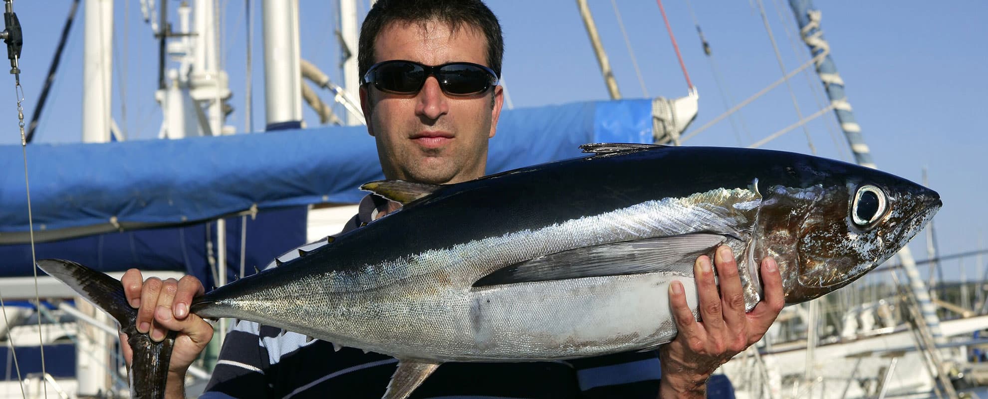 Sportfiskare med tonfisk - kusdfiske i Spanien med spanskt fiskekort